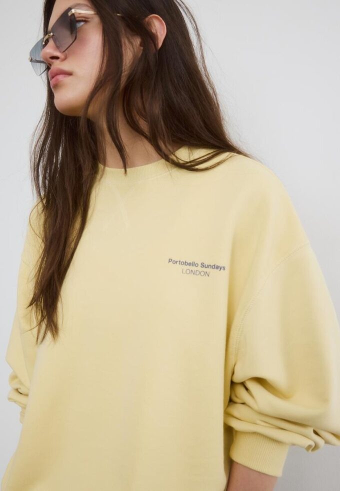Langärmliges Sweatshirt mit Rundhalsausschnitt und Aufdruck Langärmliges Sweatshirt mit Rundhalsausschnitt und Aufdruck