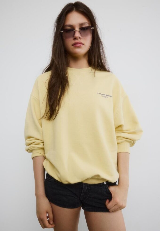 Langärmliges Sweatshirt mit Rundhalsausschnitt und Aufdruck Langärmliges Sweatshirt mit Rundhalsausschnitt und Aufdruck