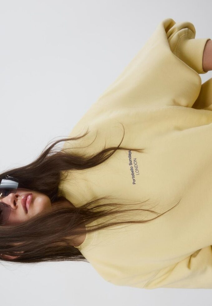 Langärmliges Sweatshirt mit Rundhalsausschnitt und Aufdruck Langärmliges Sweatshirt mit Rundhalsausschnitt und Aufdruck