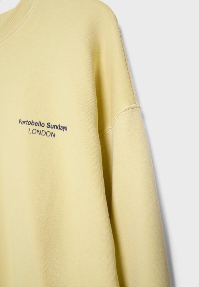Langärmliges Sweatshirt mit Rundhalsausschnitt und Aufdruck Langärmliges Sweatshirt mit Rundhalsausschnitt und Aufdruck
