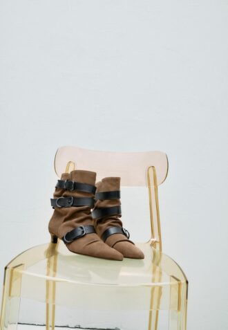 Leder-Stiefeletten mit Kitten-Heel und Gürtel