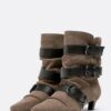 Leder-Stiefeletten mit Kitten-Heel und Gürtel