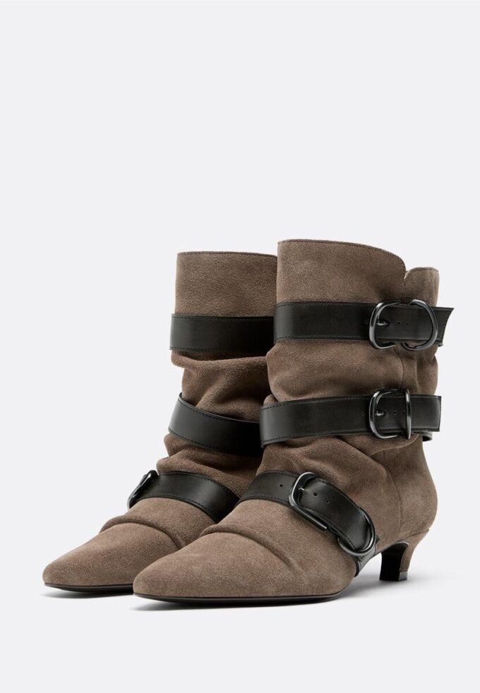 Leder-Stiefeletten mit Kitten-Heel und Gürtel