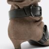 Leder-Stiefeletten mit Kitten-Heel und Gürtel