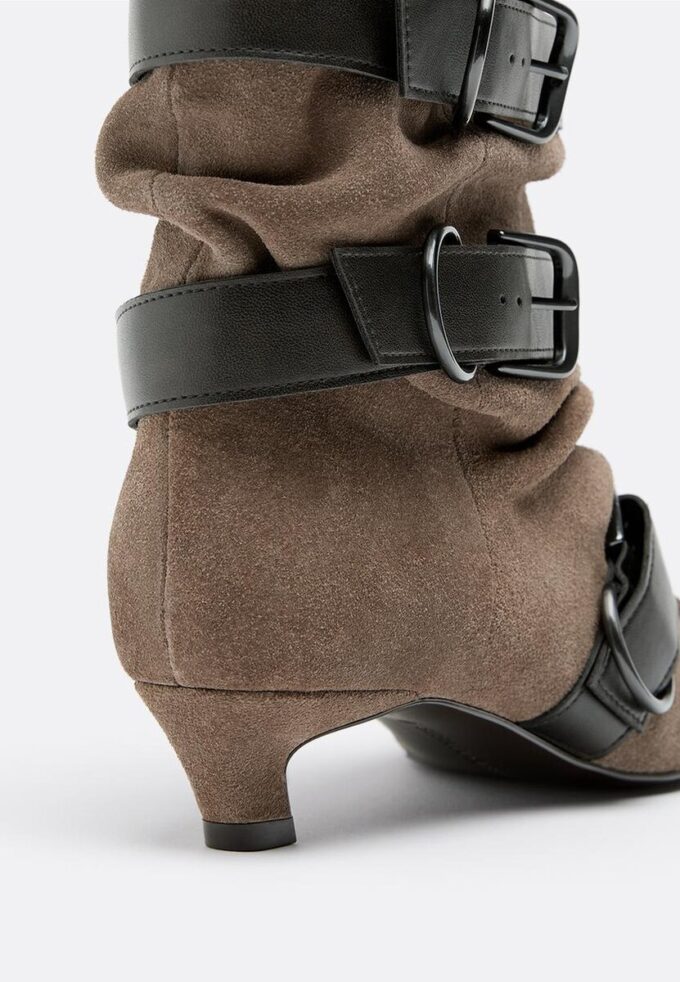 Leder-Stiefeletten mit Kitten-Heel und Gürtel