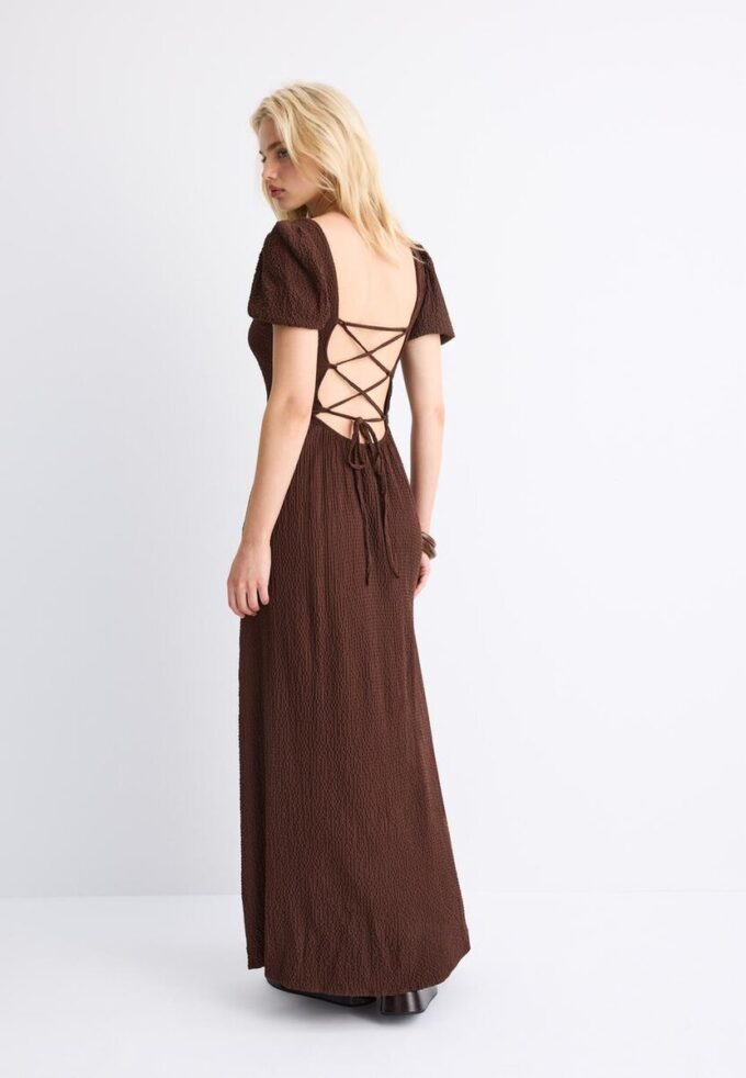 Lockeres Maxikleid mit gekreuztem Rücken Lockeres Maxikleid mit gekreuztem Rücken