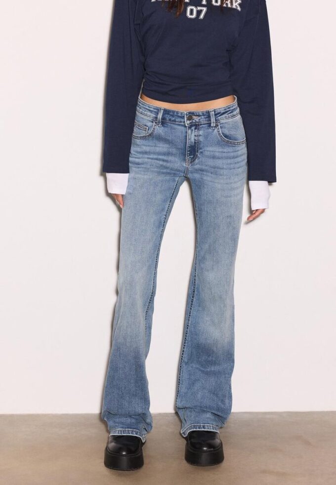 Low-Rise-Jeans mit Schlag Low-Rise-Jeans mit Schlag