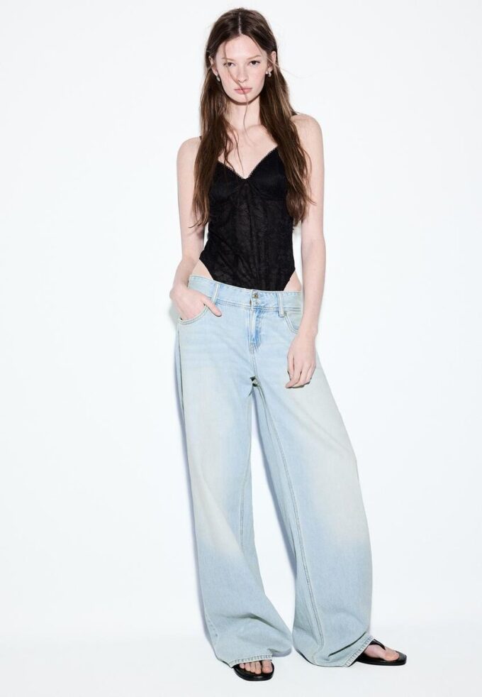 Low-Rise-Jeans mit zwei Knöpfen Low-Rise-Jeans mit zwei Knöpfen