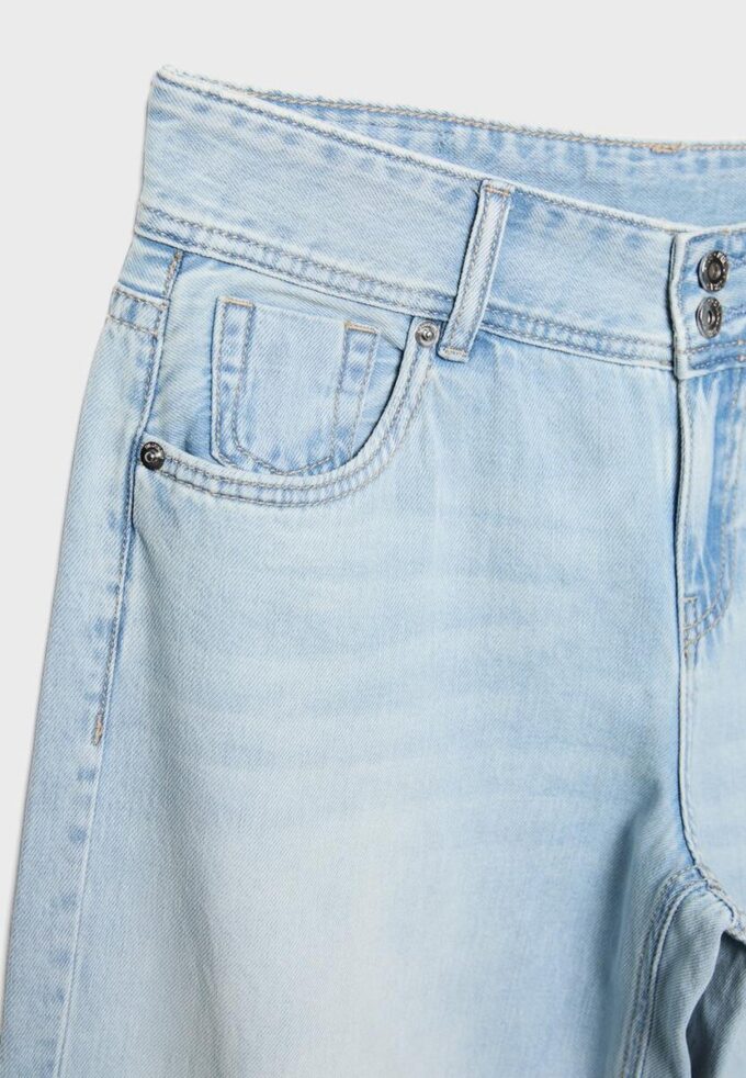 Low-Rise-Jeans mit zwei Knöpfen Low-Rise-Jeans mit zwei Knöpfen