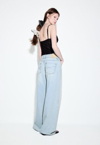 Low-Rise-Jeans mit zwei Knöpfen