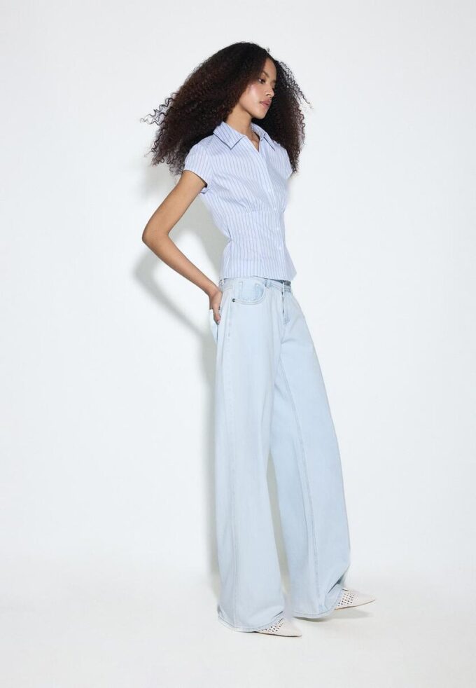 Low-Rise-Jeans mit zwei Knöpfen Low-Rise-Jeans mit zwei Knöpfen