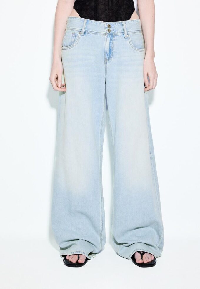 Low-Rise-Jeans mit zwei Knöpfen Low-Rise-Jeans mit zwei Knöpfen