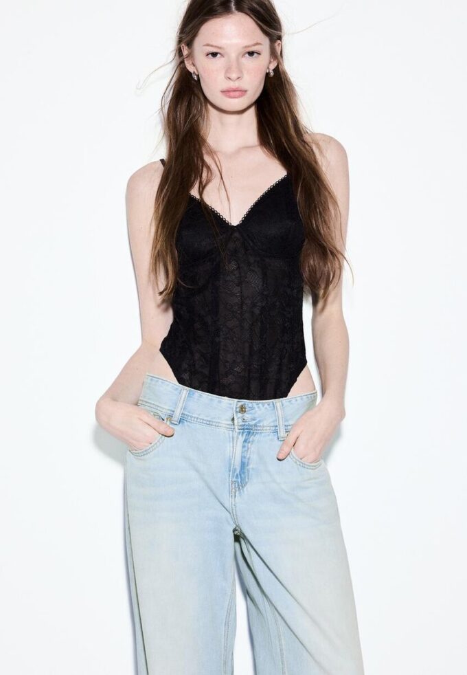 Low-Rise-Jeans mit zwei Knöpfen Low-Rise-Jeans mit zwei Knöpfen