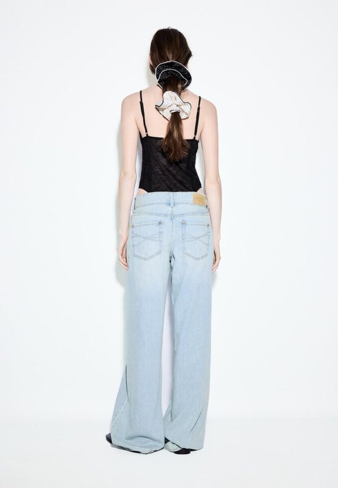 Low-Rise-Jeans mit zwei Knöpfen Low-Rise-Jeans mit zwei Knöpfen