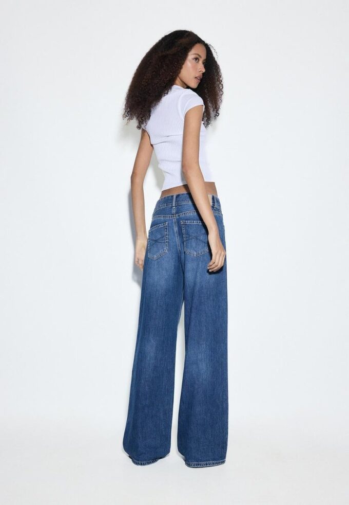 Low-Rise-Jeans mit zwei Knöpfen Low-Rise-Jeans mit zwei Knöpfen