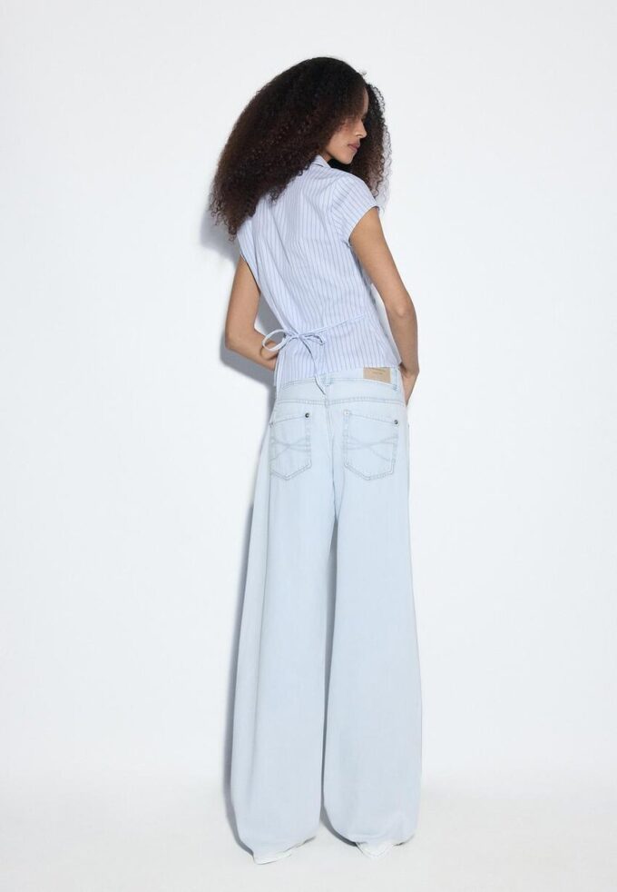 Low-Rise-Jeans mit zwei Knöpfen Low-Rise-Jeans mit zwei Knöpfen