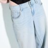 Low-Rise-Jeans mit zwei Knöpfen Low-Rise-Jeans mit zwei Knöpfen
