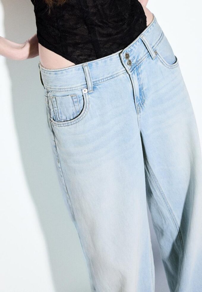 Low-Rise-Jeans mit zwei Knöpfen Low-Rise-Jeans mit zwei Knöpfen