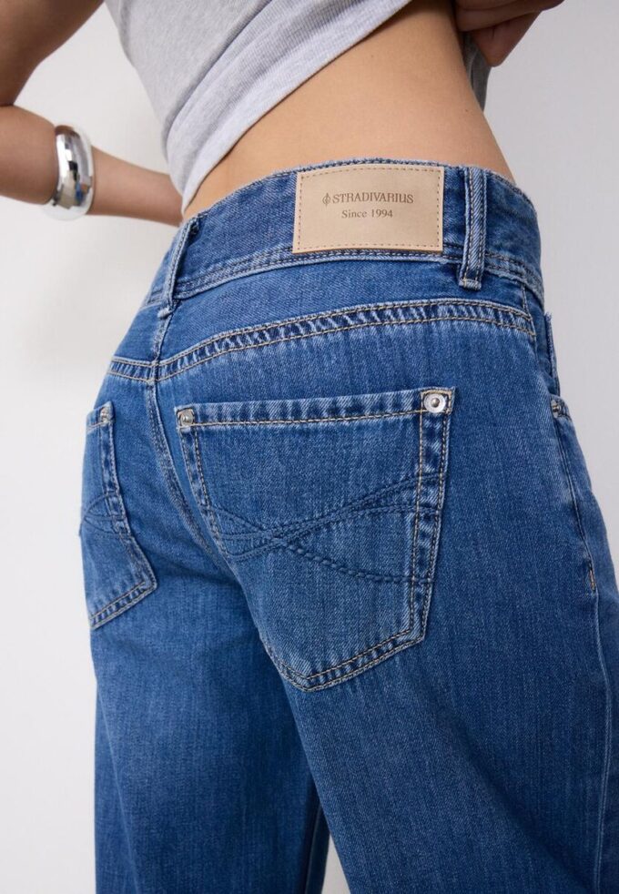 Low-Rise-Jeans mit zwei Knöpfen Low-Rise-Jeans mit zwei Knöpfen