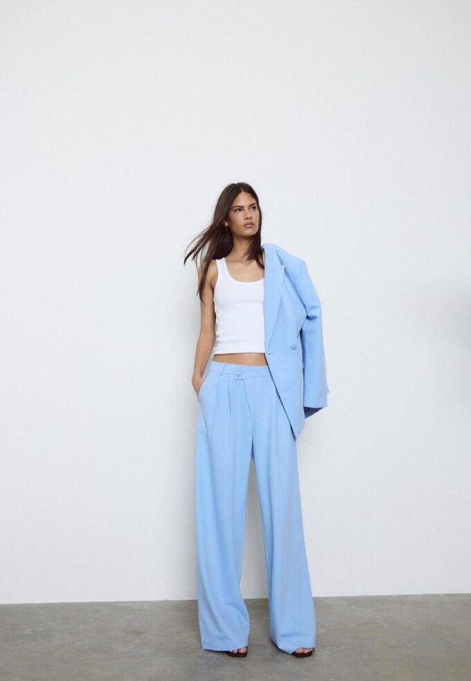 Lässige, gestreifte elegante Hose mit gekreuztem Bund Lässige, gestreifte elegante Hose mit gekreuztem Bund