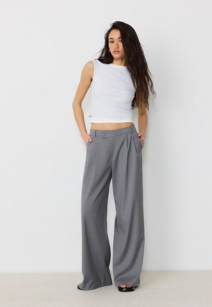 Lässige, gestreifte elegante Hose mit gekreuztem Bund Lässige, gestreifte elegante Hose mit gekreuztem Bund