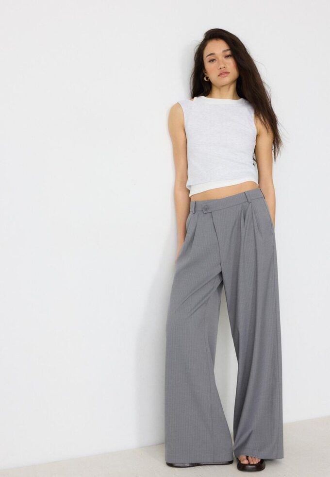 Lässige, gestreifte elegante Hose mit gekreuztem Bund Lässige, gestreifte elegante Hose mit gekreuztem Bund