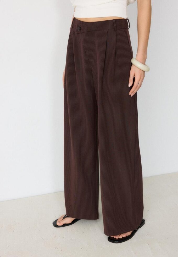 Lässige, gestreifte elegante Hose mit gekreuztem Bund Lässige, gestreifte elegante Hose mit gekreuztem Bund