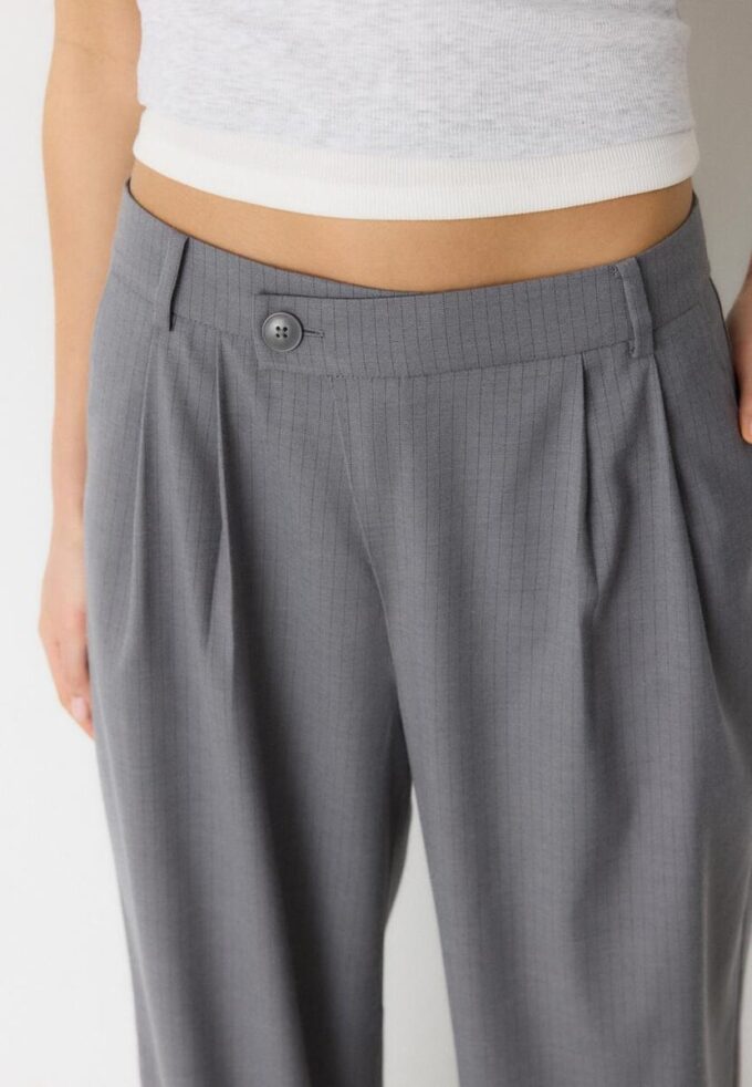 Lässige, gestreifte elegante Hose mit gekreuztem Bund Lässige, gestreifte elegante Hose mit gekreuztem Bund