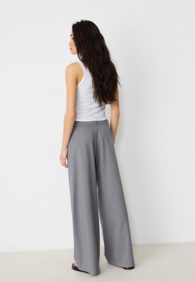 Lässige, gestreifte elegante Hose mit gekreuztem Bund Lässige, gestreifte elegante Hose mit gekreuztem Bund