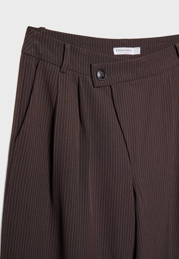 Lässige, gestreifte elegante Hose mit gekreuztem Bund Lässige, gestreifte elegante Hose mit gekreuztem Bund