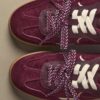 Lässige Sneaker mit doppelter Schnürung Lässige Sneaker mit doppelter Schnürung