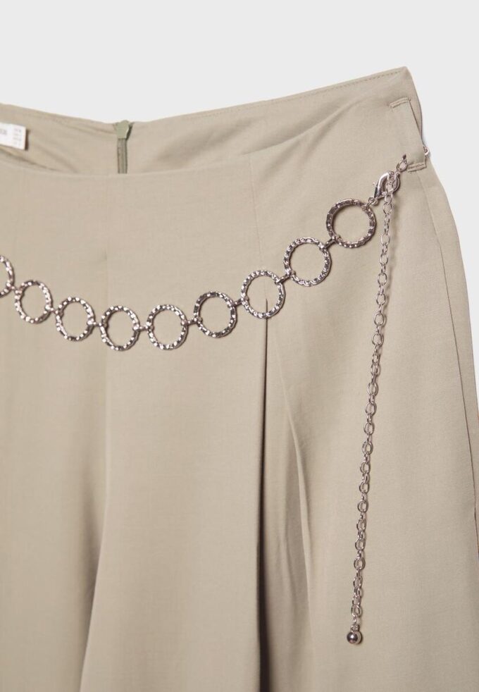 Lyocell-Hose mit Abnähern und Kette Lyocell-Hose mit Abnähern und Kette