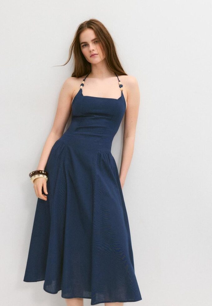 Midi-Halterkleid mit Perlenverzierung Midi-Halterkleid mit Perlenverzierung