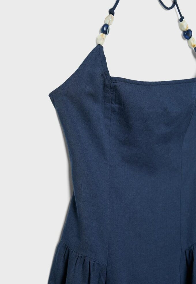 Midi-Halterkleid mit Perlenverzierung Midi-Halterkleid mit Perlenverzierung