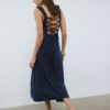 Midi-Kleid mit gekreuztem Rücken im Leinen-Look Midi-Kleid mit gekreuztem Rücken im Leinen-Look