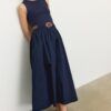 Ärmelloses Midikleid aus zwei Materialien mit Gürtel Ärmelloses Midikleid aus zwei Materialien mit Gürtel