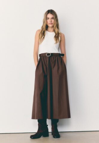 Ärmelloses Midikleid aus zwei Materialien mit Gürtel