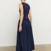 Ärmelloses Midikleid aus zwei Materialien mit Gürtel Ärmelloses Midikleid aus zwei Materialien mit Gürtel