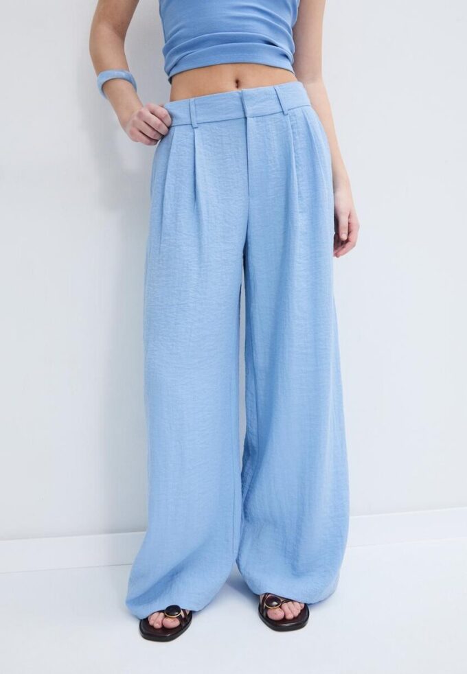 Rustikale Hose mit Wide Leg und verstellbaren Knöpfen Rustikale Hose mit Wide Leg und verstellbaren Knöpfen