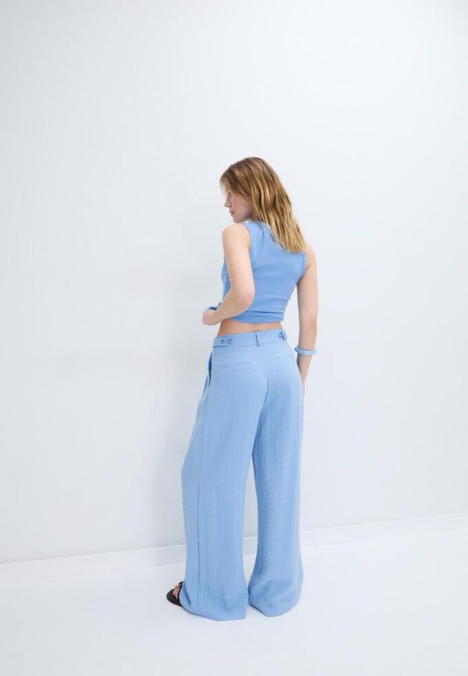 Rustikale Hose mit Wide Leg und verstellbaren Knöpfen Rustikale Hose mit Wide Leg und verstellbaren Knöpfen