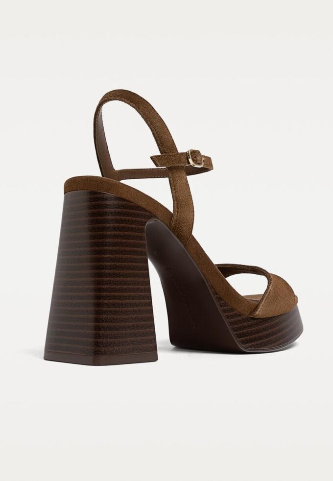 Sandalen aus Spaltleder mit Plateau