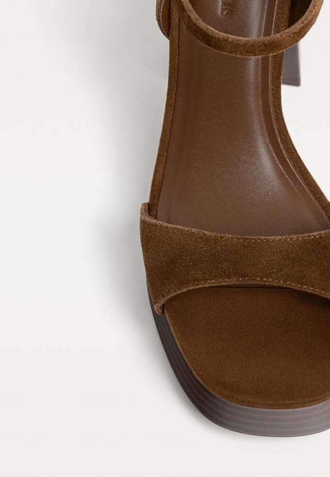 Sandalen aus Spaltleder mit Plateau