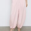 Sarouel-Hose mit Abnähern und Schnalle Sarouel-Hose mit Abnähern und Schnalle