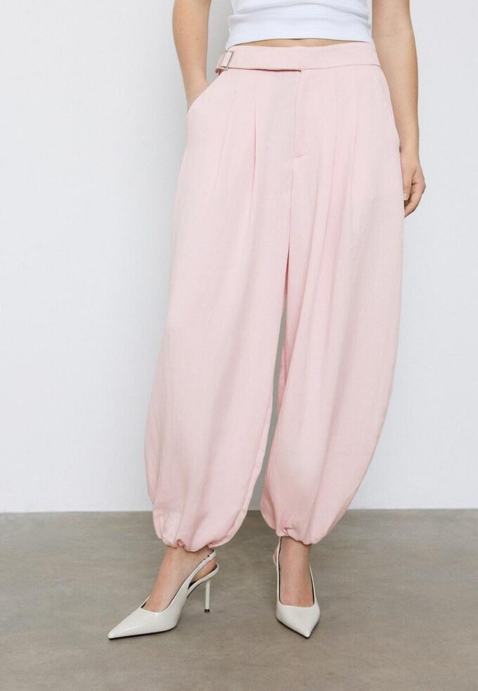 Sarouel-Hose mit Abnähern und Schnalle Sarouel-Hose mit Abnähern und Schnalle
