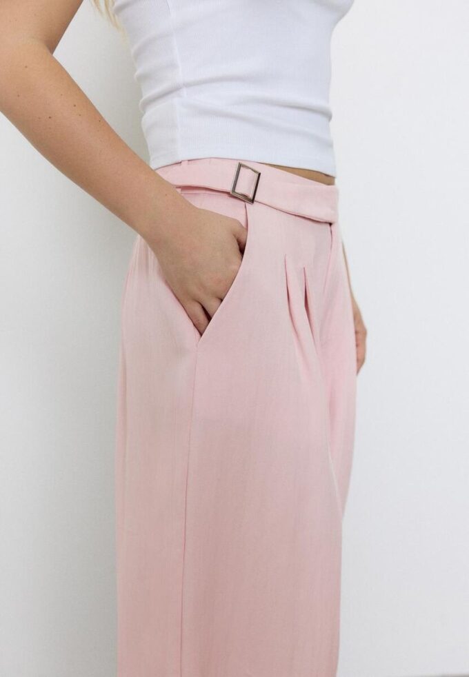 Sarouel-Hose mit Abnähern und Schnalle Sarouel-Hose mit Abnähern und Schnalle