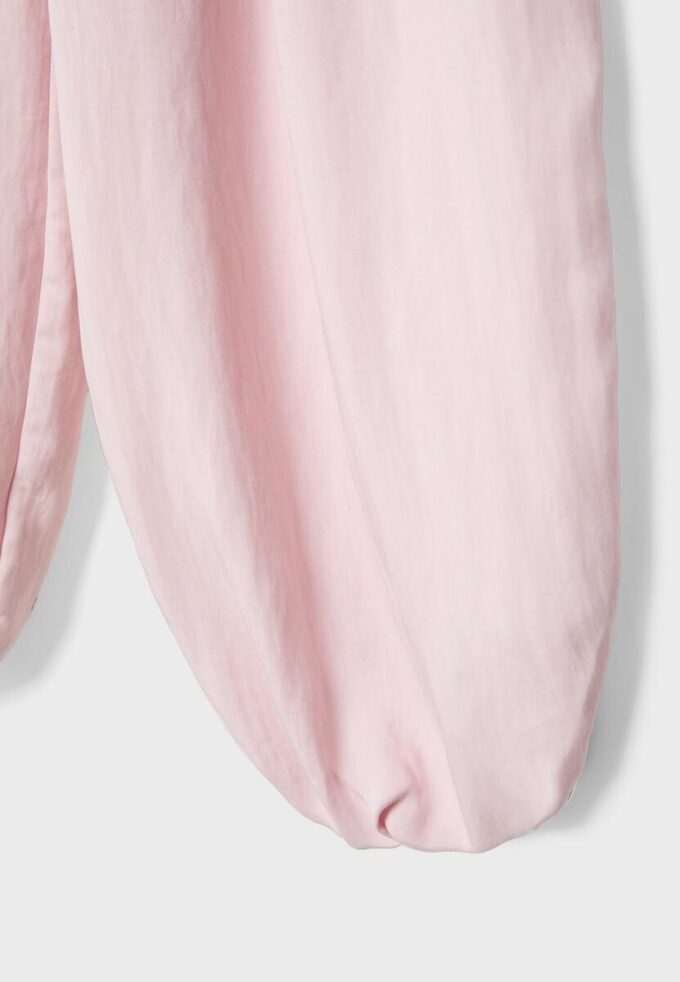 Sarouel-Hose mit Abnähern und Schnalle Sarouel-Hose mit Abnähern und Schnalle