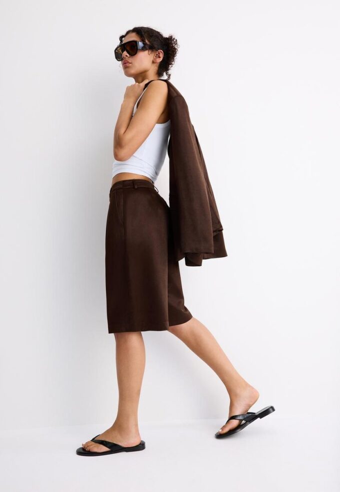 Satin-Bermudashorts mit Abnähern Satin-Bermudashorts mit Abnähern