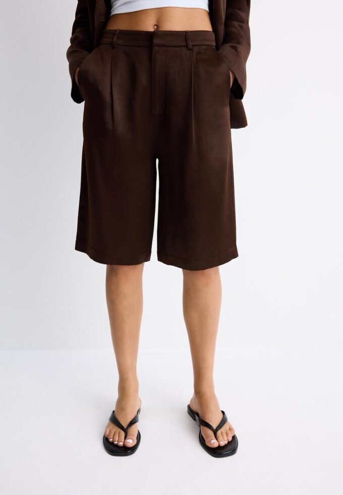 Satin-Bermudashorts mit Abnähern Satin-Bermudashorts mit Abnähern