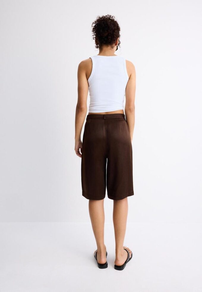 Satin-Bermudashorts mit Abnähern Satin-Bermudashorts mit Abnähern