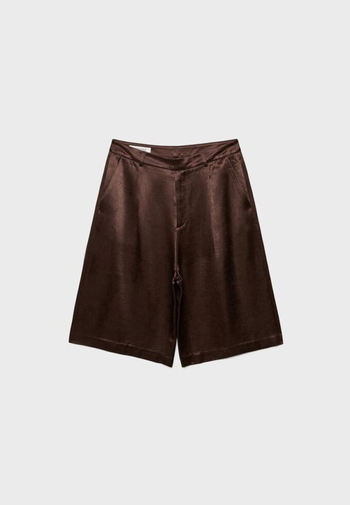 Satin-Bermudashorts mit Abnähern Satin-Bermudashorts mit Abnähern